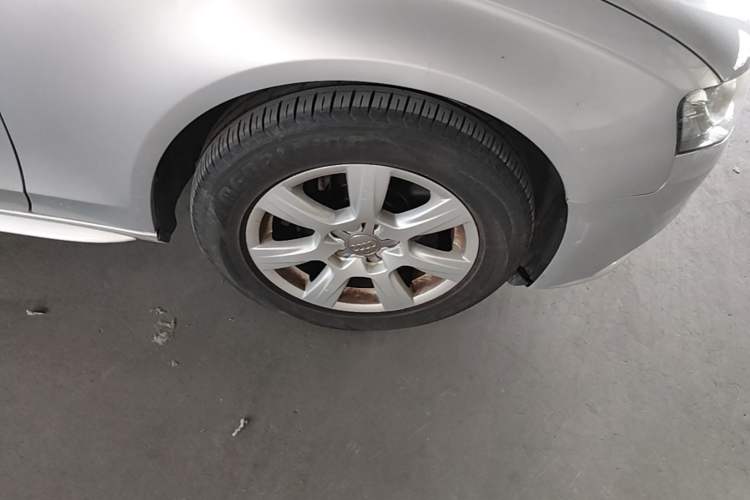 Used Audi A4L 2012 2.0 TFSI automatic sporty version Right Front Wheel Hub
