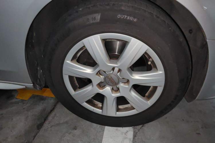 Used Audi A4L 2012 2.0 TFSI automatic Comfort trim level Right Front Wheel Hub