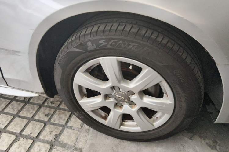 Used Audi A4L 2012 2.0 TFSI automatic Comfort trim level Right Front Wheel Hub