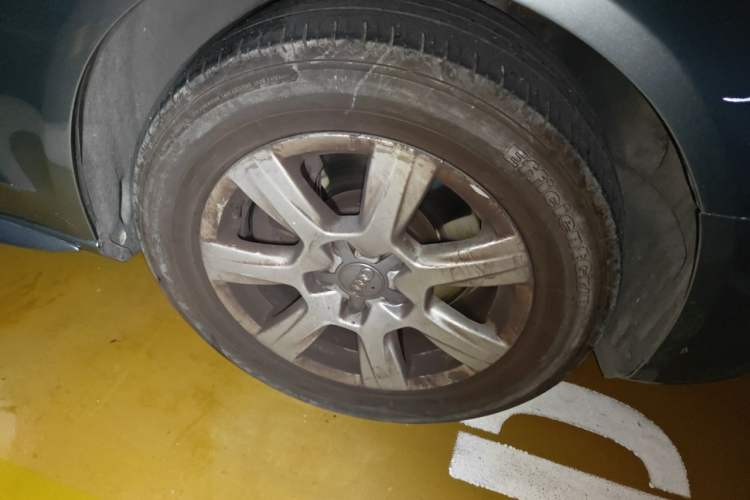 Used Audi A4L 2012 2.0 TFSI automatic Comfort trim level Right Front Wheel Hub