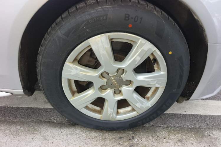 Used Audi A4L 2012 2.0 TFSI automatic Comfort trim level Right Front Wheel Hub
