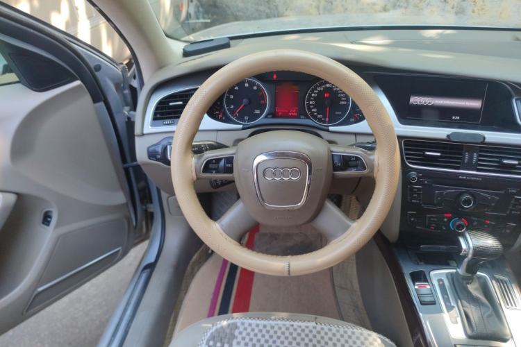 Used Audi A4L 2012 2.0 TFSI automatic Comfort trim level Steering Wheel