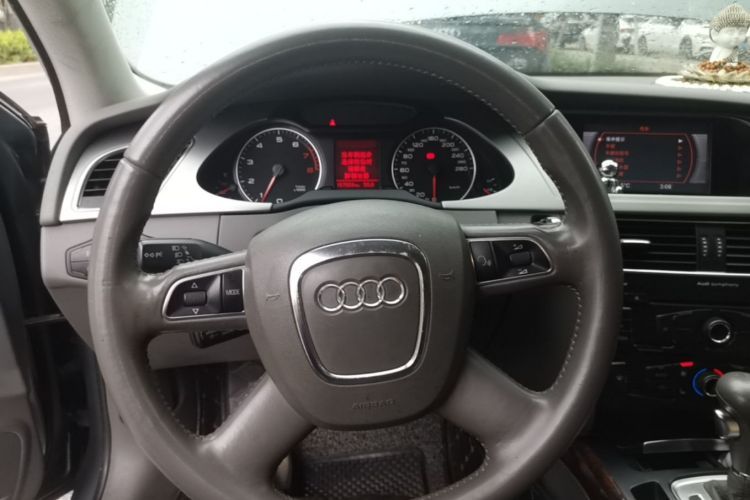 Used Audi A4L 2012 2.0 TFSI automatic Comfort trim level Steering Wheel