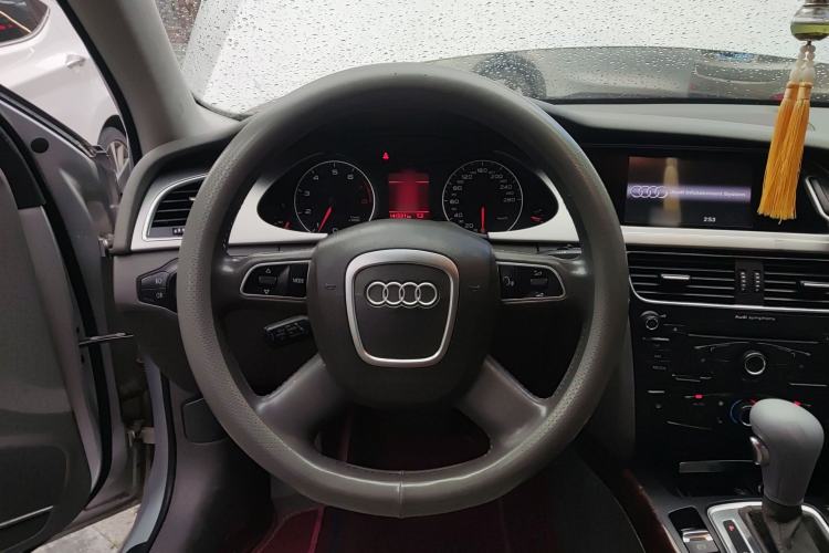 Used Audi A4L 2012 2.0 TFSI automatic Comfort trim level Steering Wheel