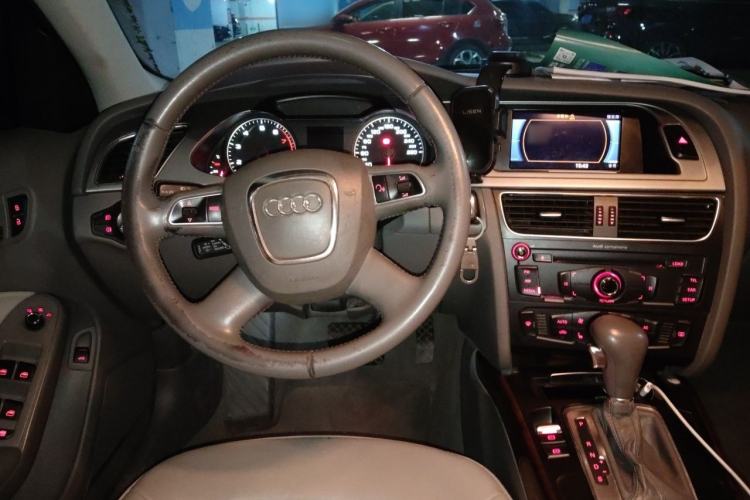 Used Audi A4L 2012 2.0 TFSI automatic Comfort trim level Steering Wheel
