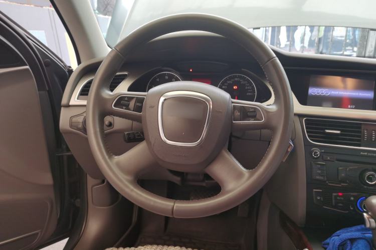 Used Audi A4L 2012 2.0 TFSI automatic Comfort trim level Steering Wheel