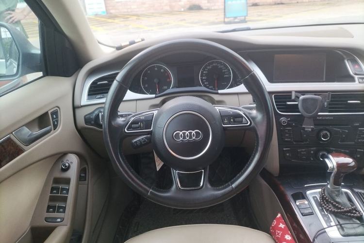 Used Audi A4L 2012 2.0 TFSI automatic Comfort trim level Steering Wheel