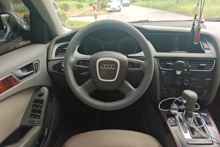Used Audi A4L 2012 2.0 TFSI automatic Comfort trim level Steering Wheel