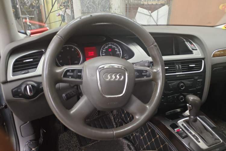 Used Audi A4L 2012 2.0 TFSI automatic Comfort trim level Steering Wheel
