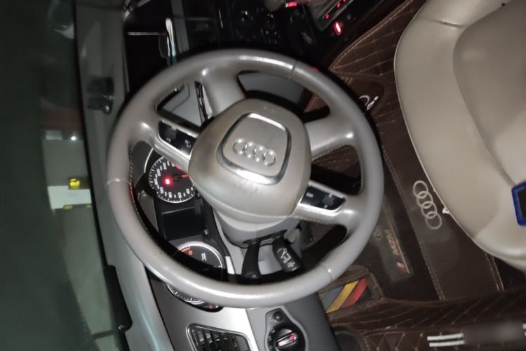 Used Audi A4L 2012 2.0 TFSI automatic Comfort trim level Steering Wheel