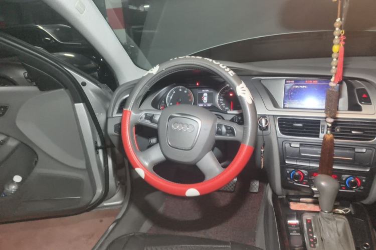Used Audi A4L 2012 2.0 TFSI automatic Comfort trim level Steering Wheel