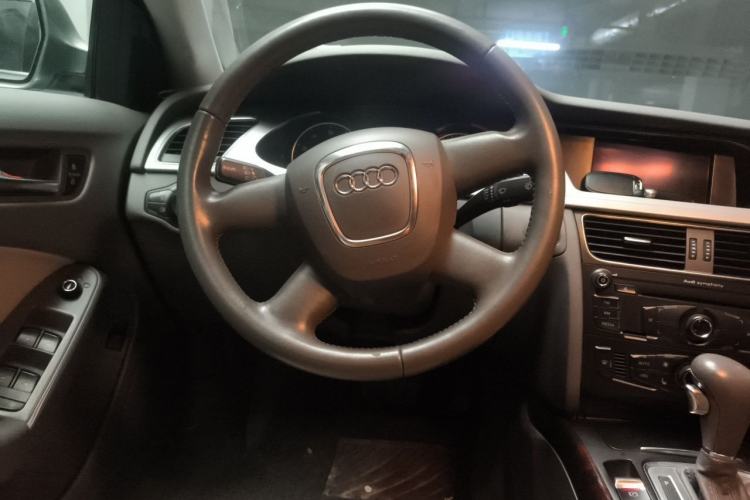 Used Audi A4L 2012 2.0 TFSI automatic Comfort trim level Steering Wheel