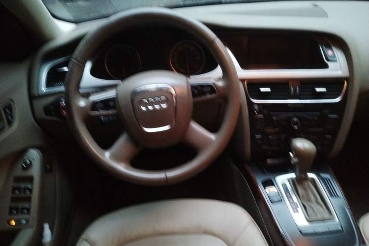 Used Audi A4L 2012 2.0 TFSI automatic Comfort trim level Steering Wheel