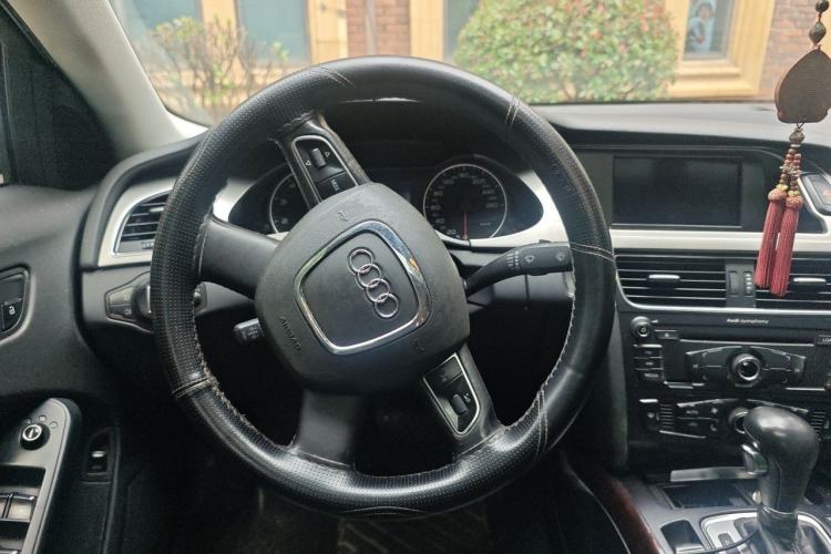 Used Audi A4L 2012 2.0 TFSI automatic Comfort trim level Steering Wheel