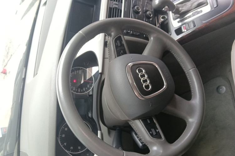 Used Audi A4L 2012 2.0 TFSI automatic Comfort trim level Steering Wheel