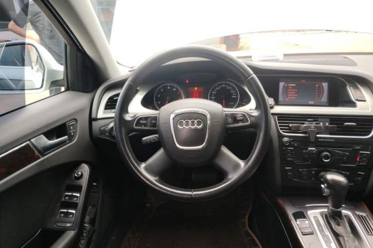 Used Audi A4L 2012 2.0 TFSI automatic Comfort trim level Steering Wheel