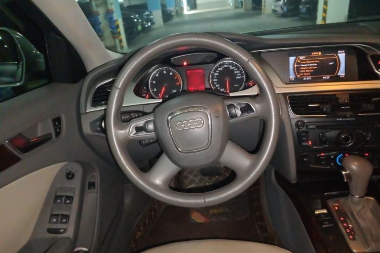 Used Audi A4L 2012 2.0 TFSI automatic Comfort trim level Steering Wheel