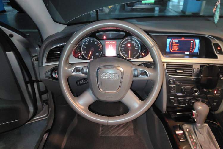 Used Audi A4L 2012 2.0 TFSI automatic Comfort trim level Steering Wheel