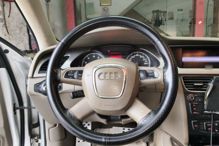 Used Audi A4L 2012 2.0 TFSI automatic Comfort trim level Steering Wheel