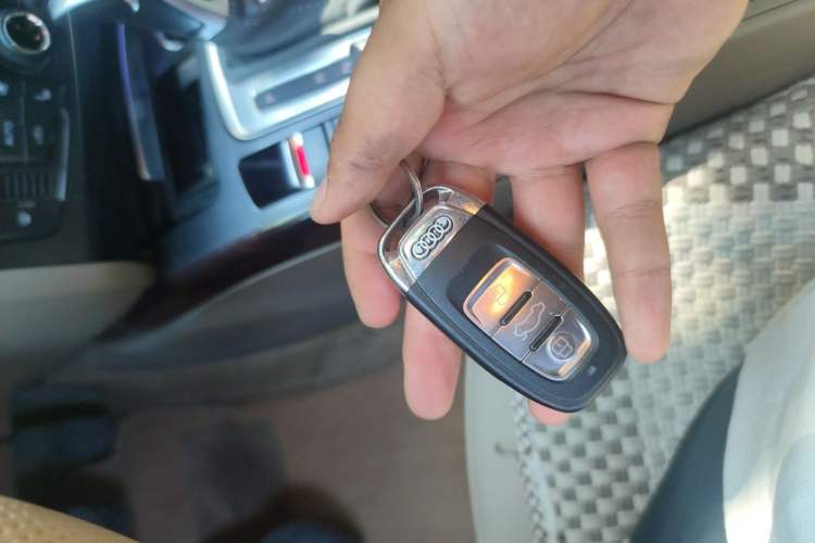 Used Audi A4L 2012 2.0 TFSI automatic Comfort trim level Vehicle Key