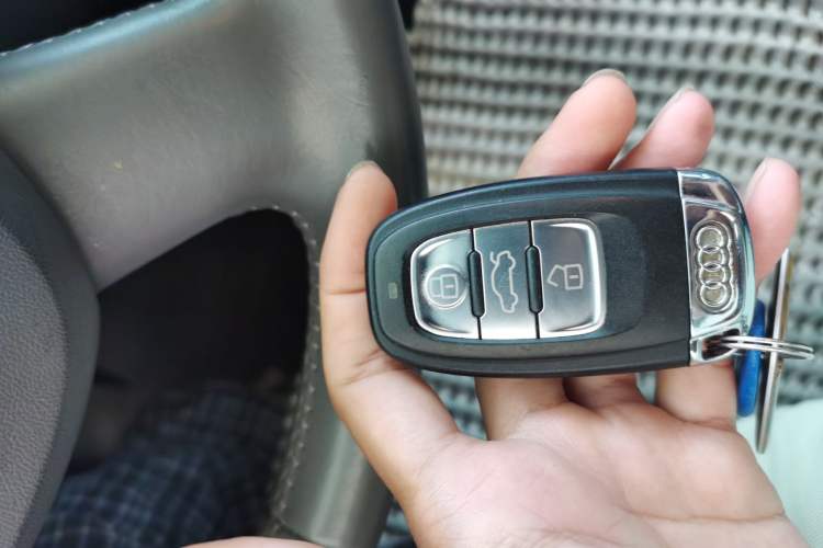 Used Audi A4L 2012 2.0 TFSI automatic Comfort trim level Vehicle Key