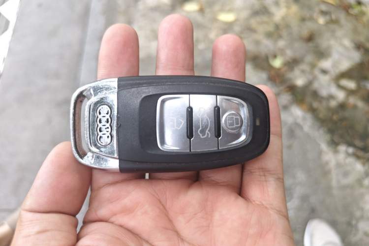 Used Audi A4L 2012 2.0 TFSI automatic Comfort trim level Vehicle Key