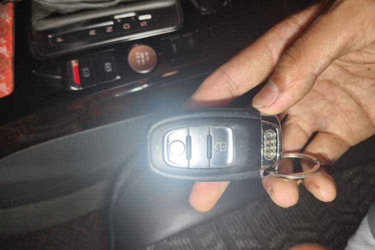 Used Audi A4L 2012 2.0 TFSI automatic Comfort trim level Vehicle Key