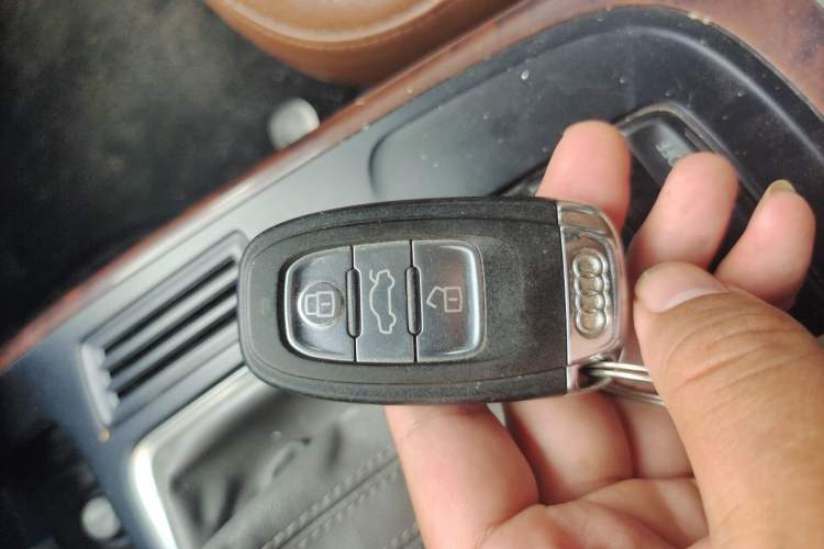 Used Audi A4L 2012 2.0 TFSI automatic Comfort trim level Vehicle Key