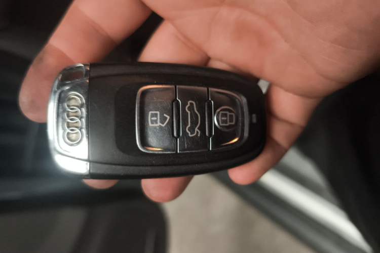 Used Audi A4L 2012 2.0 TFSI automatic Comfort trim level Vehicle Key