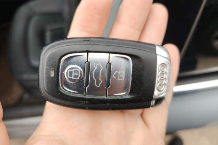 Used Audi A4L 2012 2.0 TFSI automatic Comfort trim level Vehicle Key