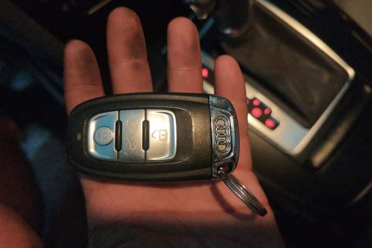 Used Audi A4L 2012 2.0 TFSI automatic Comfort trim level Vehicle Key