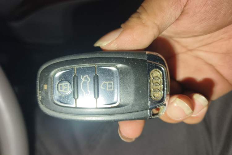 Used Audi A4L 2012 2.0 TFSI automatic Comfort trim level Vehicle Key