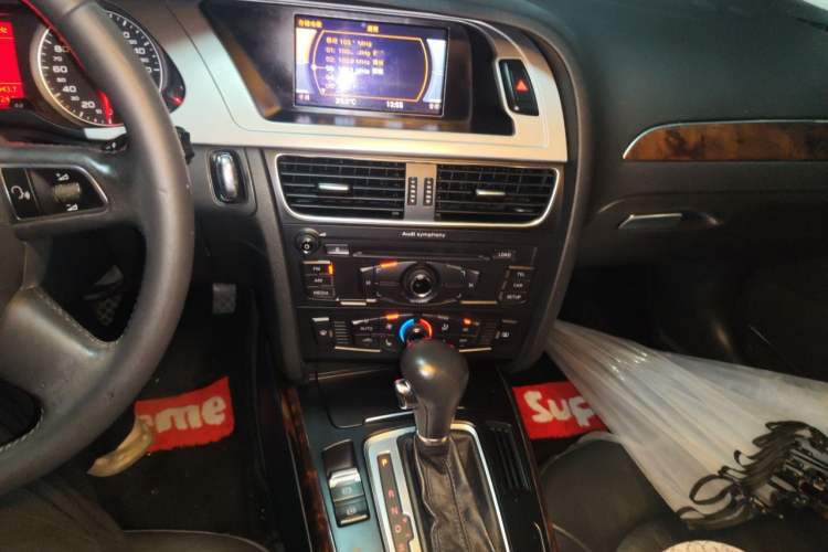 Used Audi A4L 2012 2.0 TFSI automatic Comfort trim level Audio And AC Panel