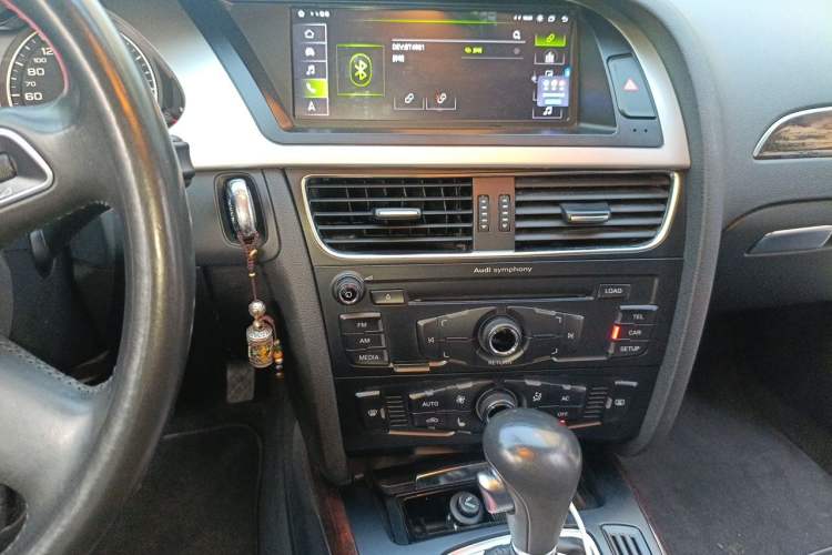 Used Audi A4L 2012 2.0 TFSI automatic standard version Audio And AC Panel