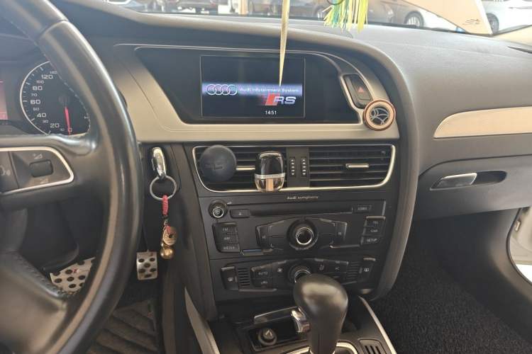 Used Audi A4L 2012 2.0 TFSI automatic standard version Audio And AC Panel