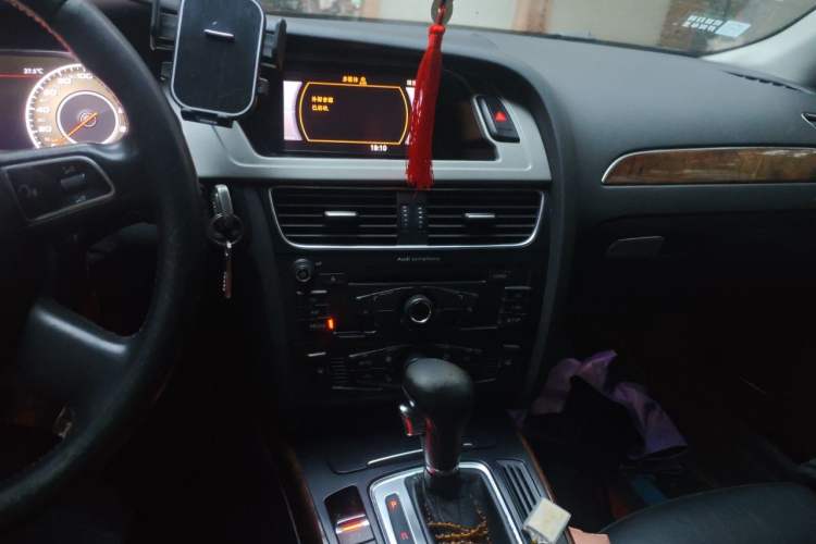 Used Audi A4L 2012 2.0 TFSI automatic Comfort trim level Audio And AC Panel