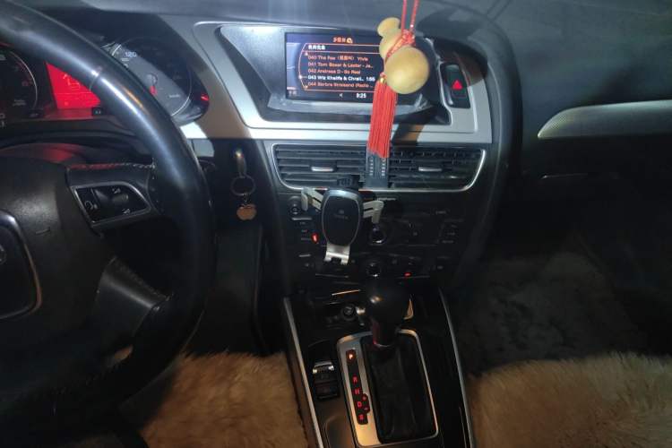 Used Audi A4L 2012 2.0 TFSI automatic standard version Audio And AC Panel