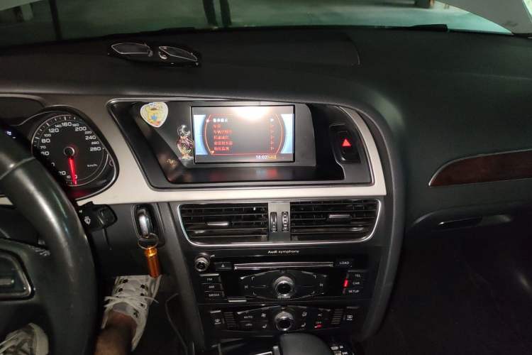 Used Audi A4L 2012 2.0 TFSI automatic Comfort trim level Audio And AC Panel