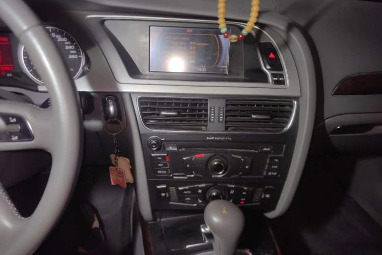 Used Audi A4L 2012 2.0 TFSI automatic Comfort trim level Audio And AC Panel