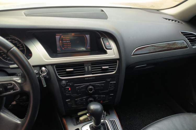 Used Audi A4L 2012 2.0 TFSI automatic Comfort trim level Audio And AC Panel