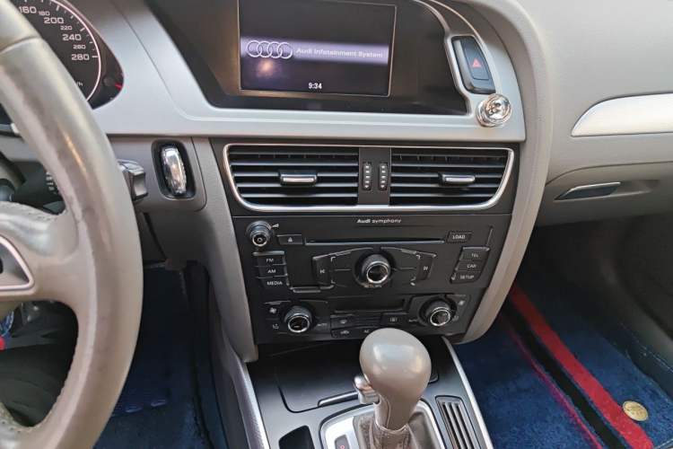 Used Audi A4L 2012 2.0 TFSI automatic standard version Audio And AC Panel
