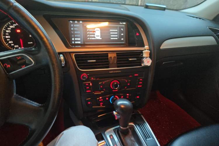 Used Audi A4L 2012 2.0 TFSI automatic standard version Audio And AC Panel