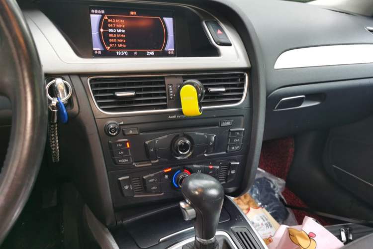 Used Audi A4L 2012 2.0 TFSI automatic standard version Audio And AC Panel