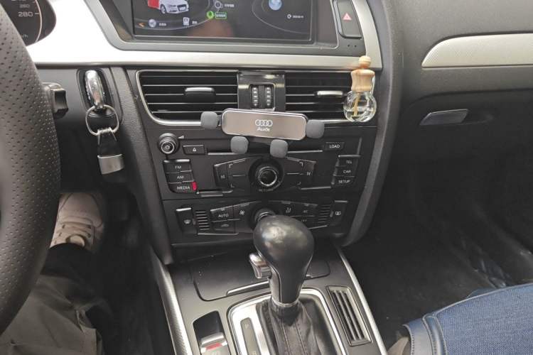 Used Audi A4L 2012 2.0 TFSI automatic standard version Audio And AC Panel