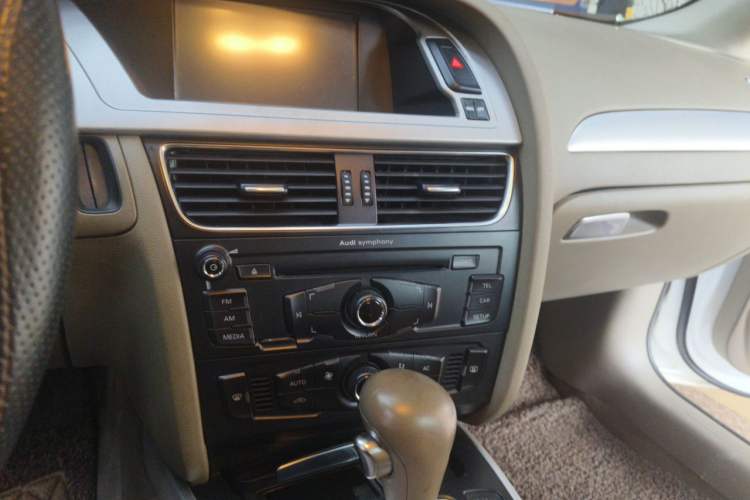 Used Audi A4L 2012 2.0 TFSI automatic standard version Audio And AC Panel