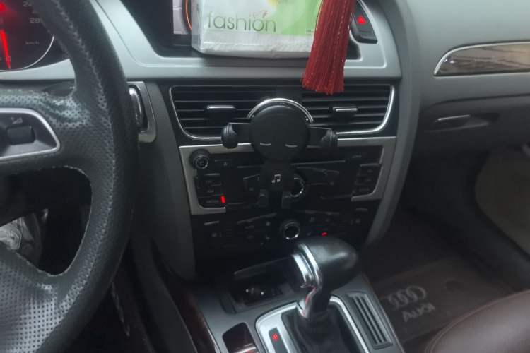Used Audi A4L 2012 2.0 TFSI automatic Comfort trim level Audio And AC Panel