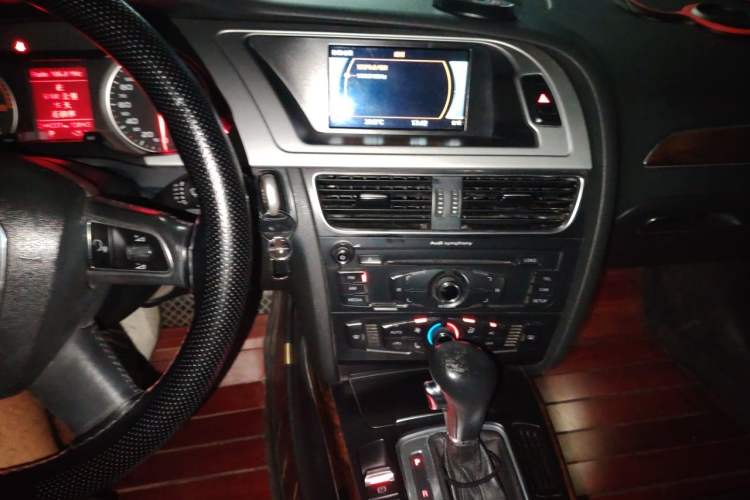 Used Audi A4L 2012 2.0 TFSI automatic Comfort trim level Audio And AC Panel