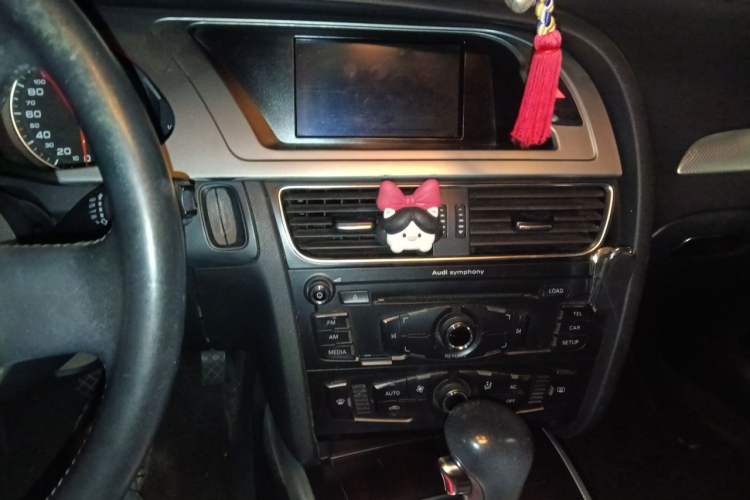 Used Audi A4L 2012 2.0 TFSI automatic standard version Audio And AC Panel