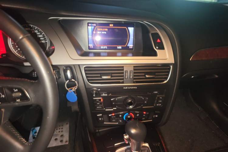 Used Audi A4L 2012 2.0 TFSI automatic Comfort trim level Audio And AC Panel