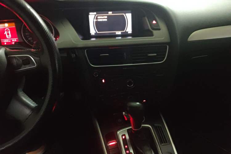 Used Audi A4L 2012 2.0 TFSI automatic standard version Audio And AC Panel